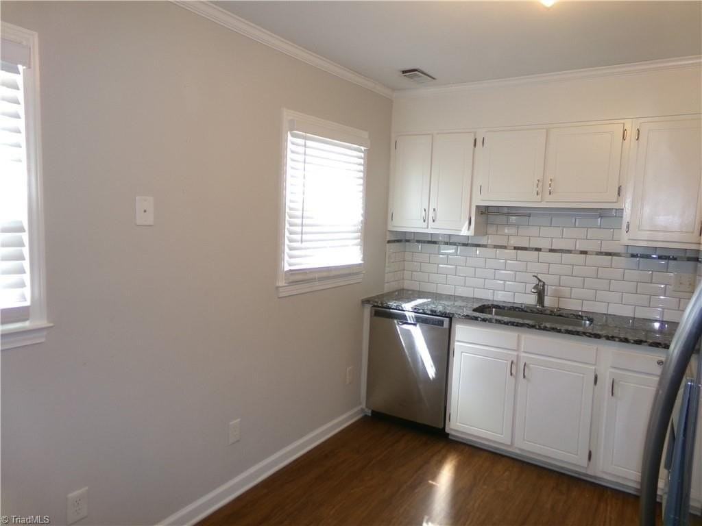 3915 Valley Ct - Photo 4 of 17