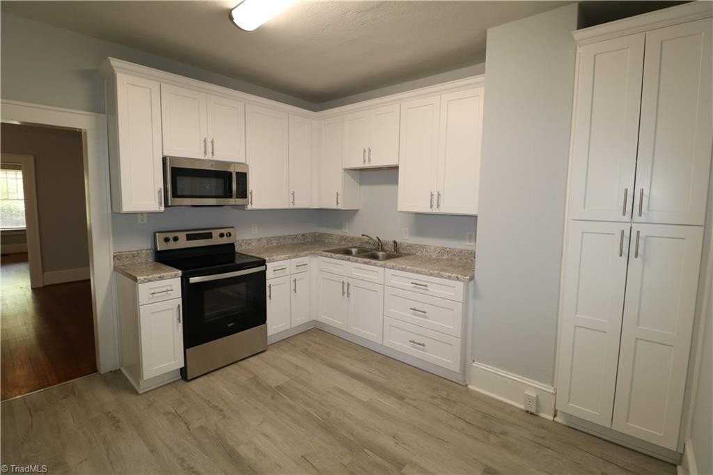 2080 Queen St - Photo 4 of 21