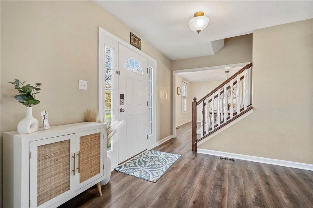 8025 Jordan Ct - Photo 4 of 36