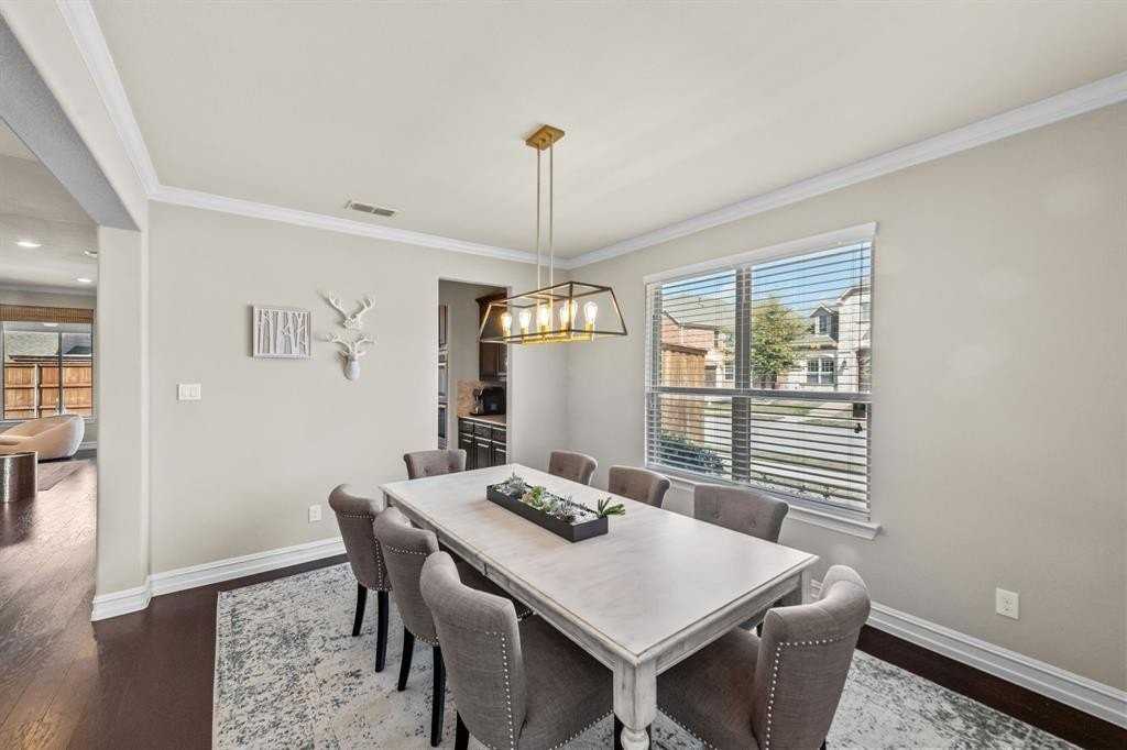 2881 Redfern Dr - Photo 3 of 40