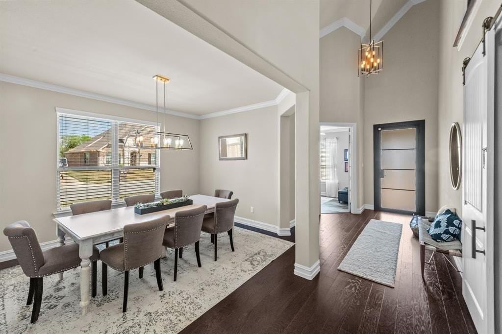 2881 Redfern Dr - Photo 4 of 40