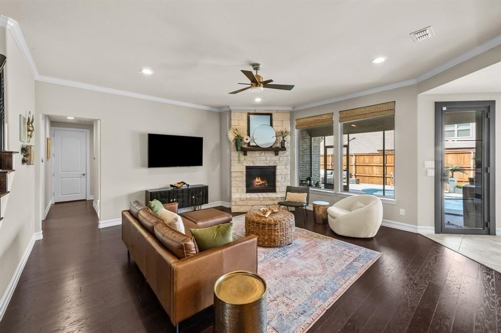 2881 Redfern Dr - Photo 6 of 40