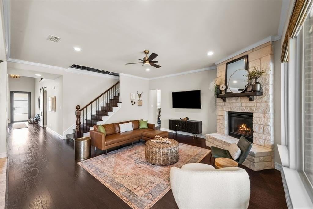 2881 Redfern Dr - Photo 7 of 40