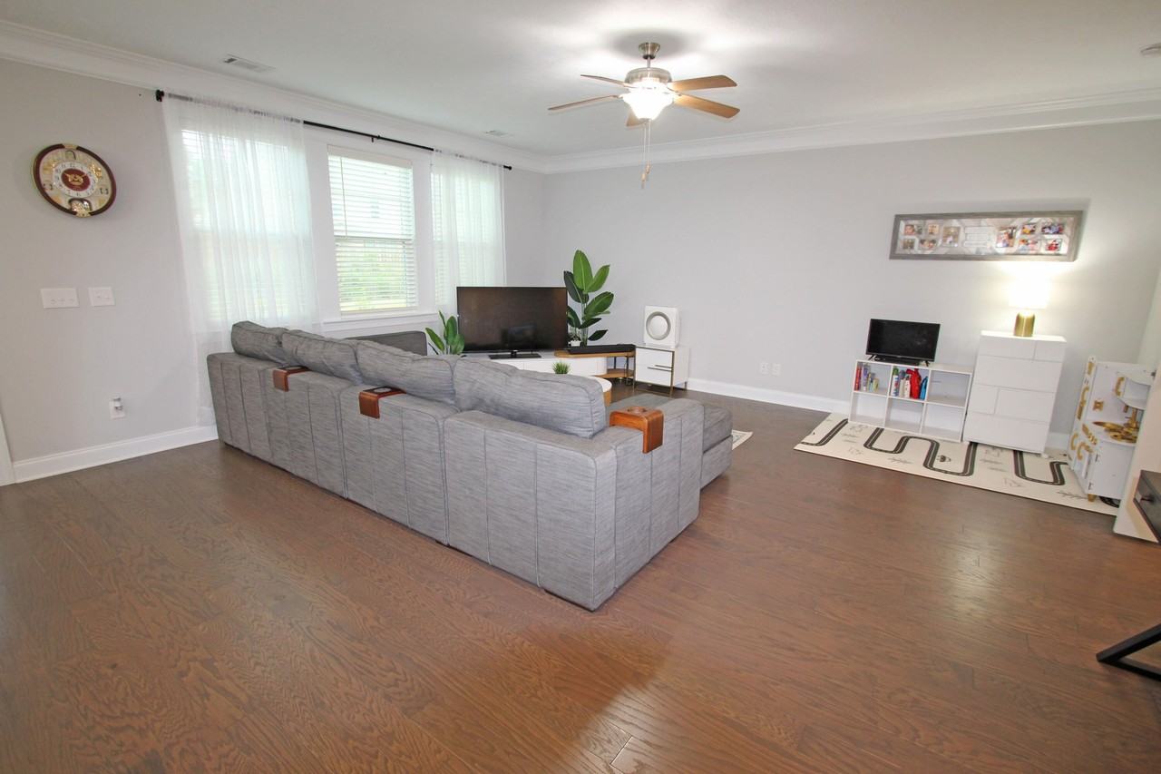 419 Longmeadow Dr - Photo 3 of 19