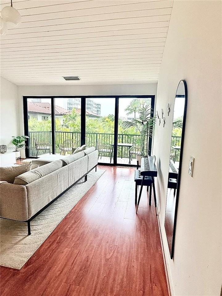 101 Ocean Lane Dr #4011 - Photo 4 of 17