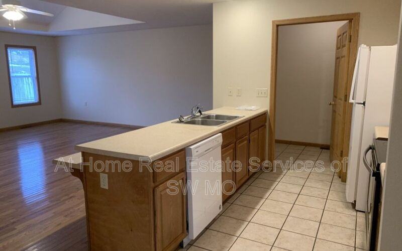 4265 - Photo 3 of 14