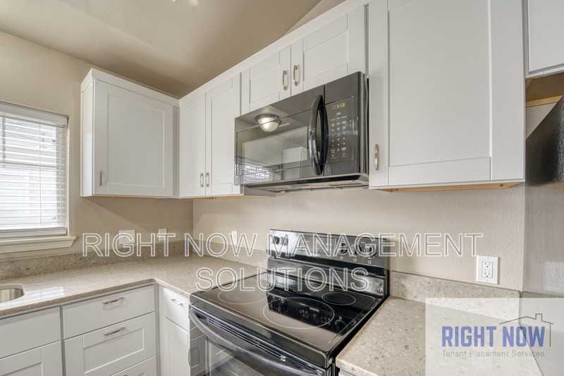 2318 S Shoshone St - Photo 3 of 16