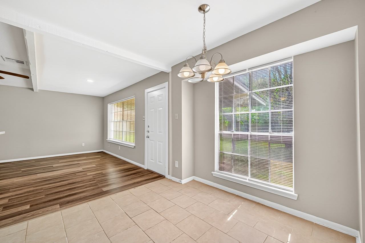 403 Mistywood Dr - Photo 4 of 32