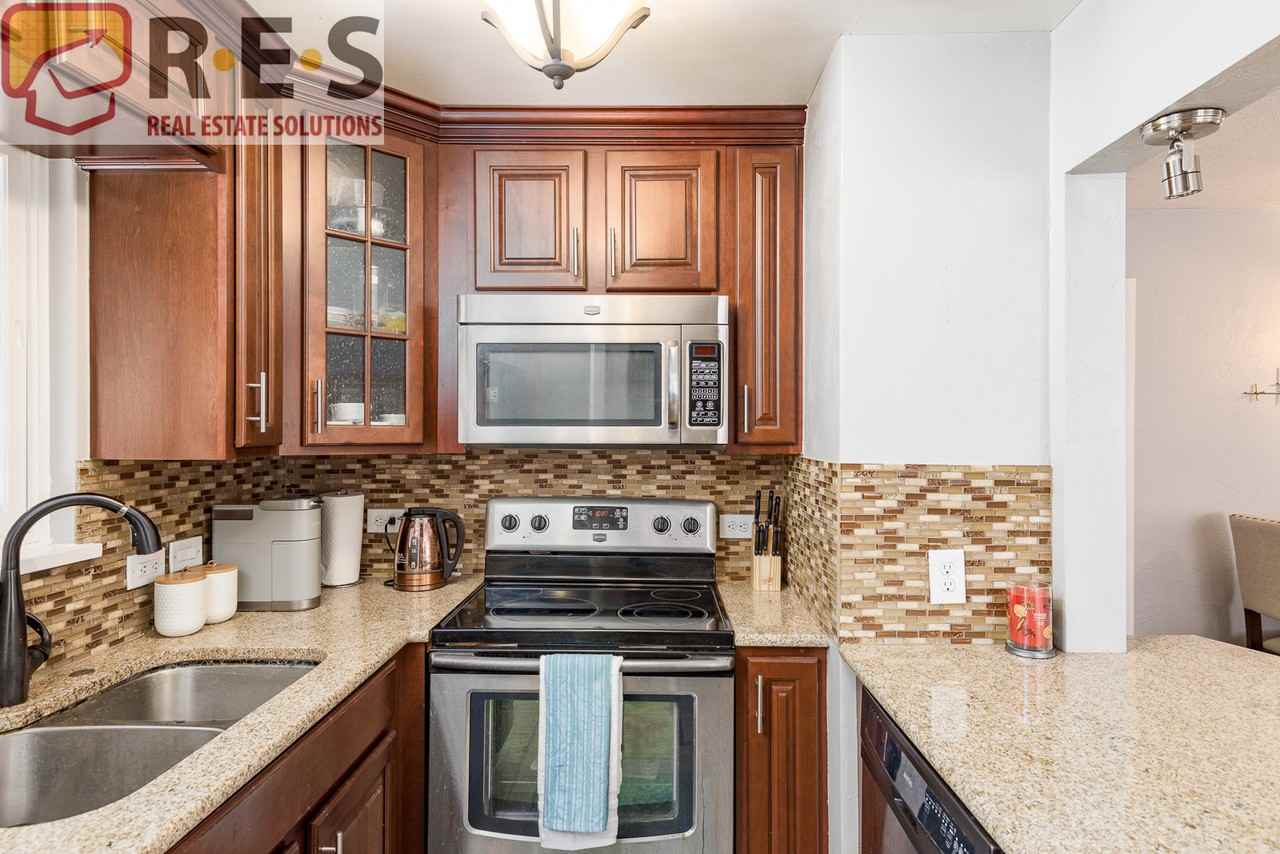 823 Poplar St - Photo 3 of 23