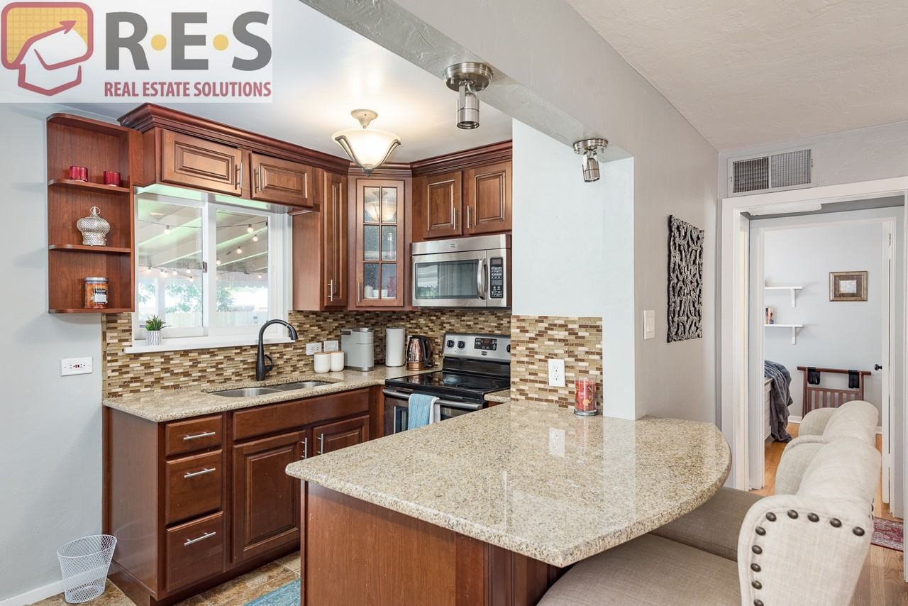 823 Poplar St - Photo 4 of 23