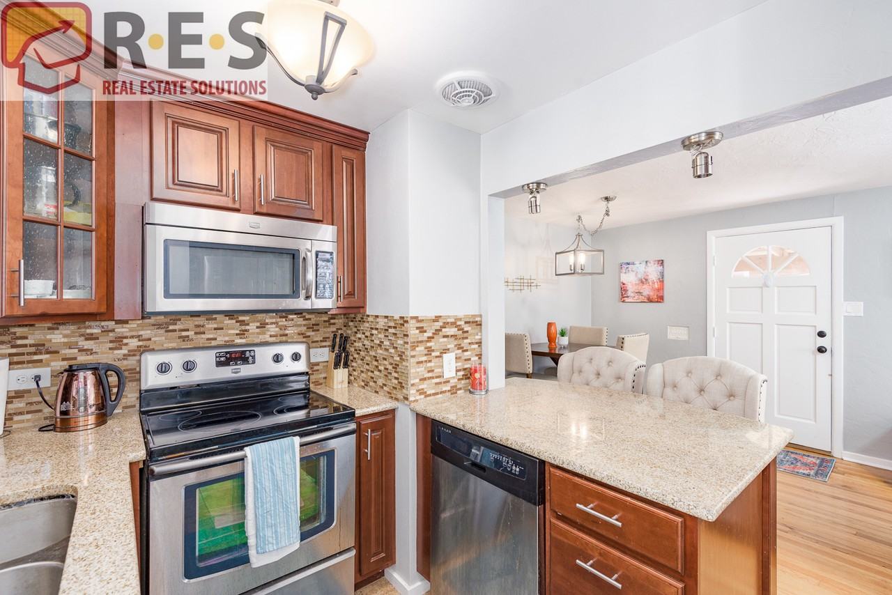 823 Poplar St - Photo 5 of 23