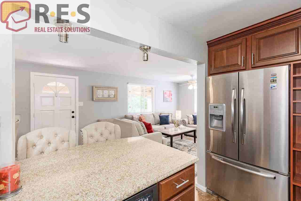 823 Poplar St - Photo 6 of 23