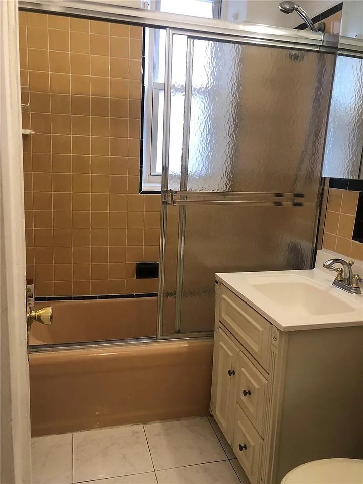3505 72nd St #BE - Photo 5 of 5