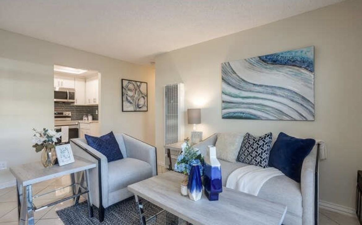 2462 Balme Dr - Photo 3 of 12