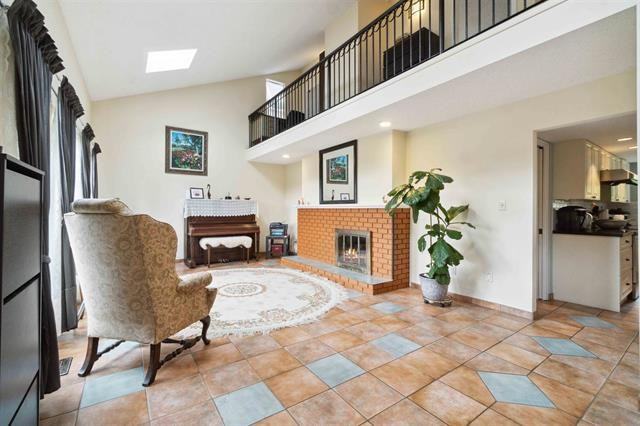 5694 Greenland Dr - Photo 3 of 32