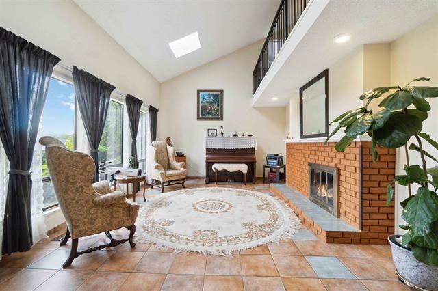 5694 Greenland Dr - Photo 4 of 32