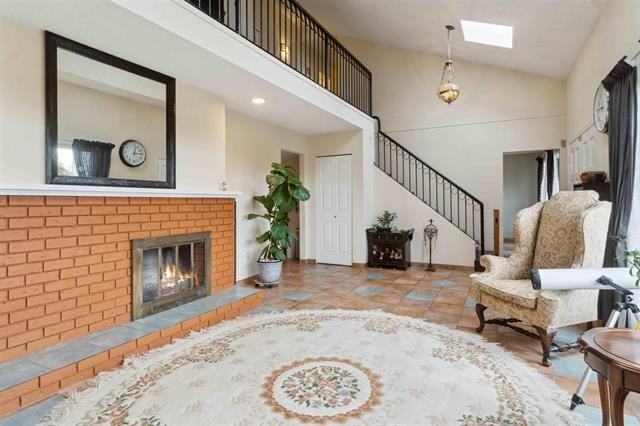 5694 Greenland Dr - Photo 7 of 32