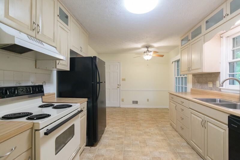 140 Saxon Woods Dr - Photo 2 of 26