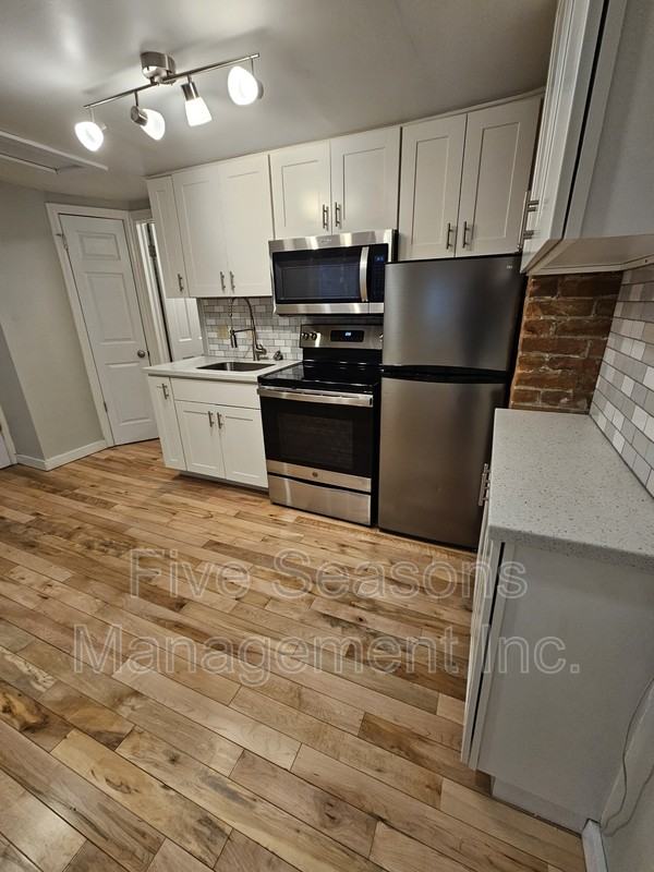 94 N Winooski Ave - Photo 3 of 12