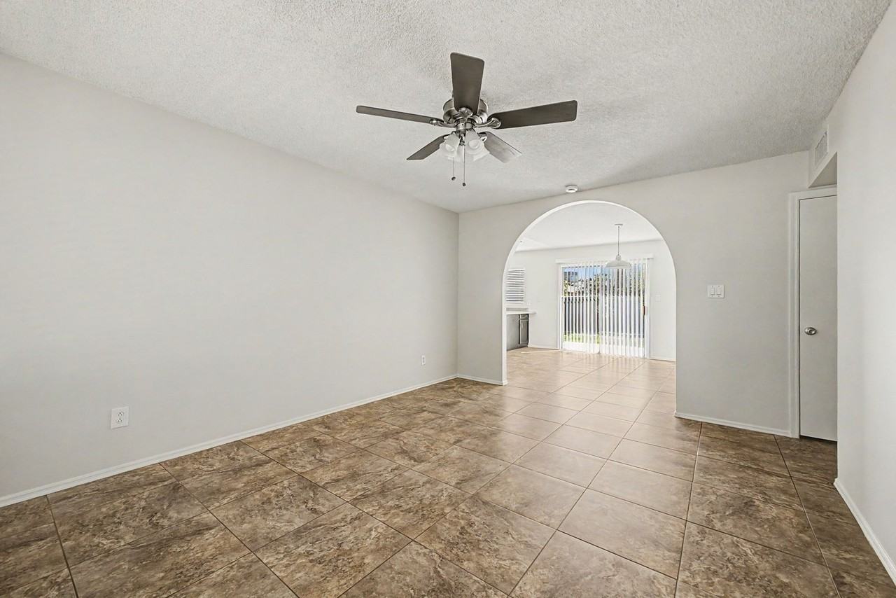 7409 S 46th St - Photo 4 of 29