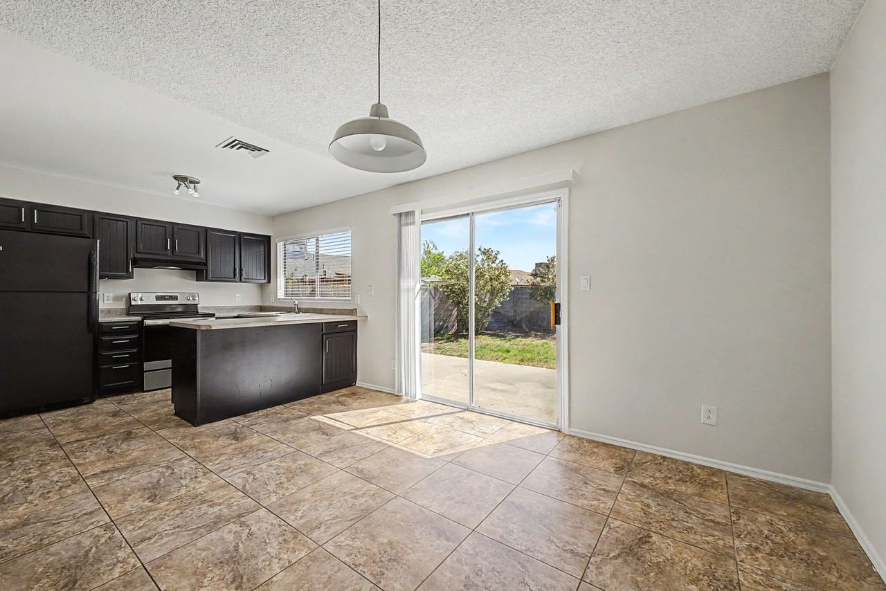 7409 S 46th St - Photo 7 of 29