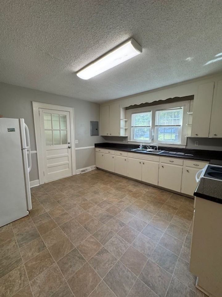 1352 Milford Church Rd - Photo 5 of 15