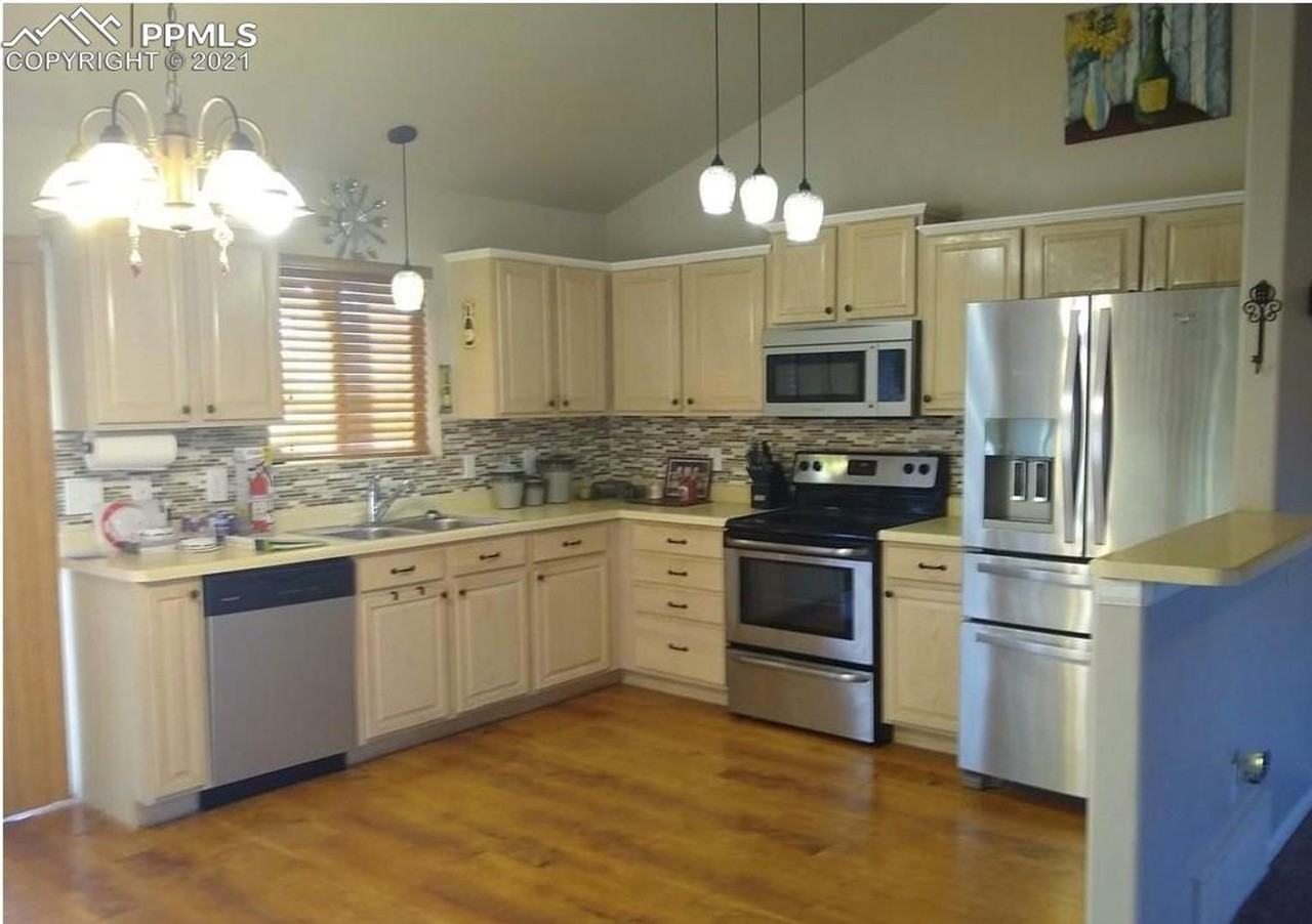 138 E Hahns Peak Ave - Photo 2 of 17