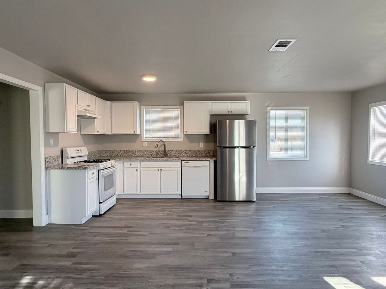 430 W Wilson Ave - Photo 4 of 11