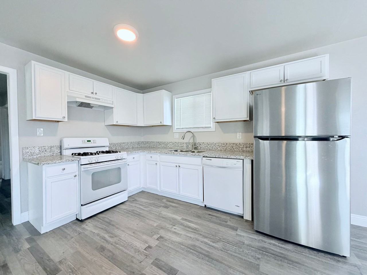 430 W Wilson Ave - Photo 5 of 11