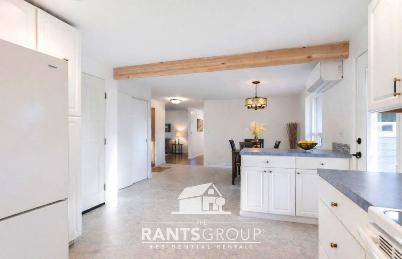 901 Lacey St Se - Photo 5 of 19