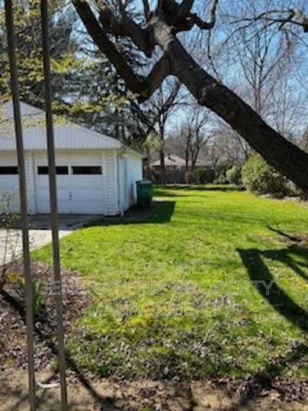 6558 Lawnwood Ave - Photo 3 of 4