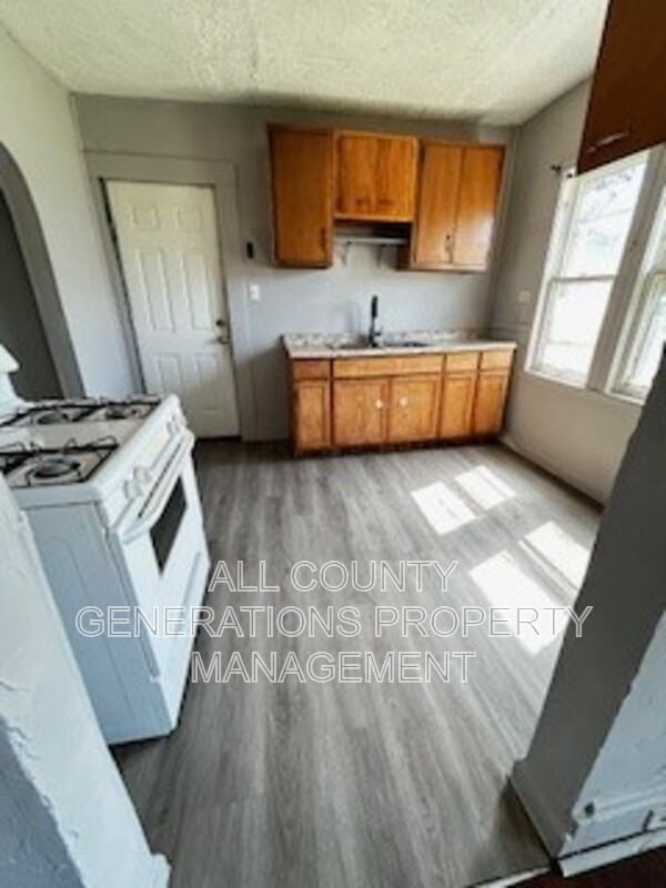 1011 East Blvd - Photo 3 of 6