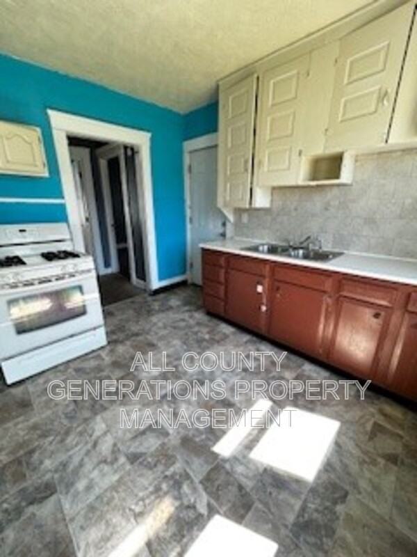 1011 E 140th St - Photo 4 of 5