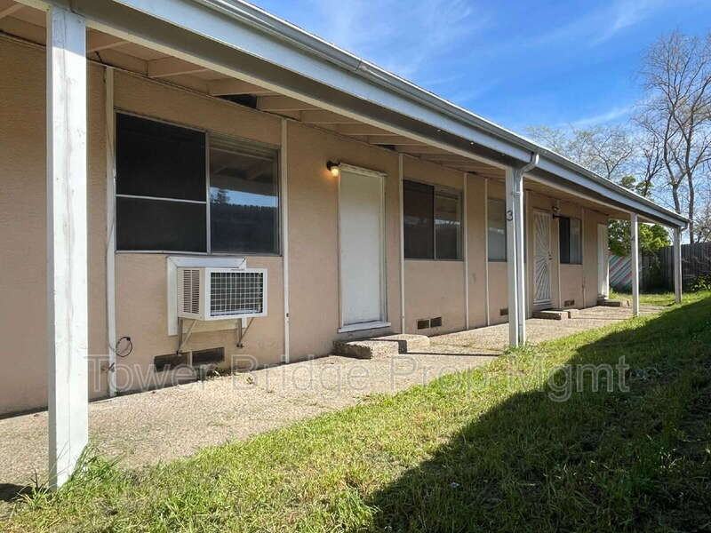 1724 Wright St #3 - Photo 3 of 18