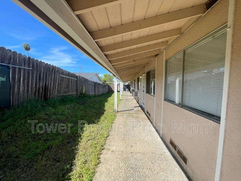 1724 Wright St #3 - Photo 4 of 18