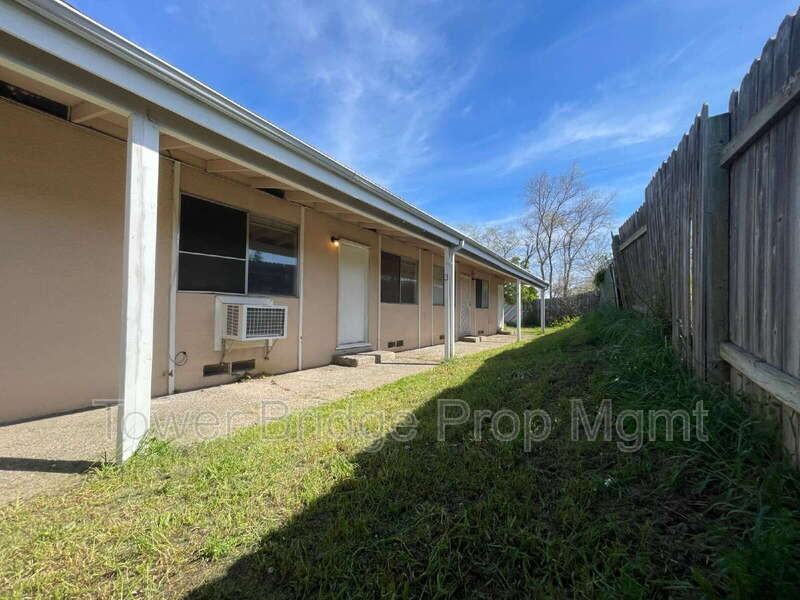 1724 Wright St #3 - Photo 5 of 18