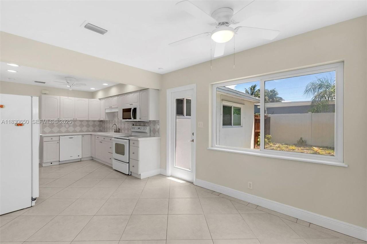 330 Northeast 42nd Court - Photo 3 of 24