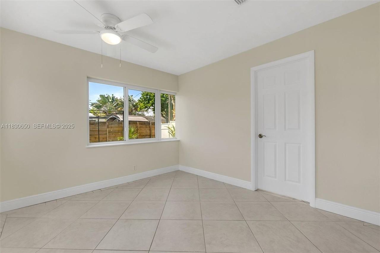 330 Northeast 42nd Court - Photo 6 of 24