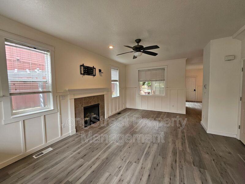 4616 Se Lone Oak St - Photo 2 of 28