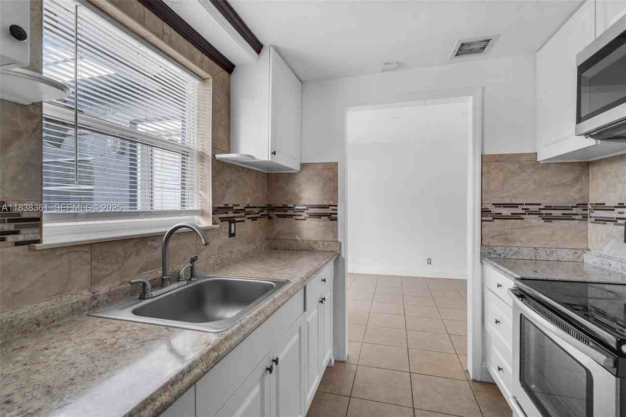 3171 Northwest 16th Street - Photo 3 of 38