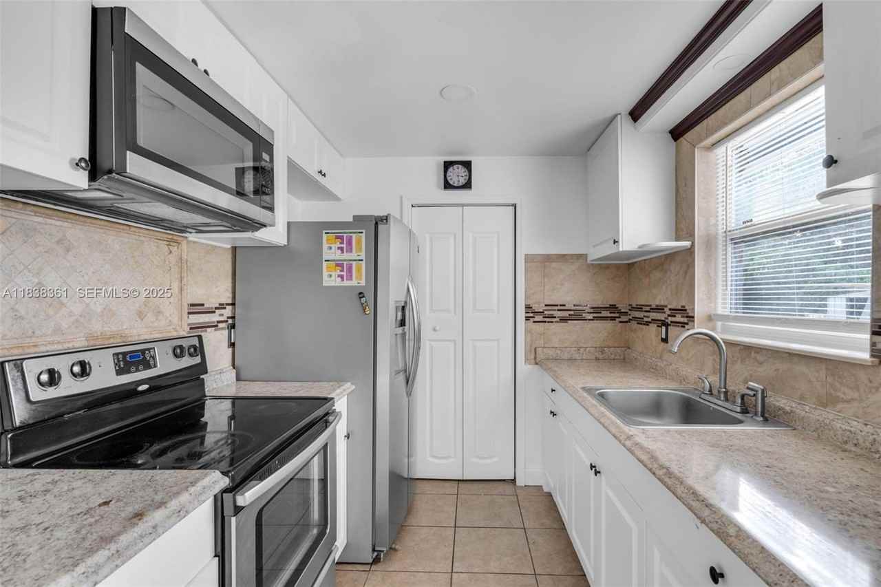 3171 Northwest 16th Street - Photo 5 of 38