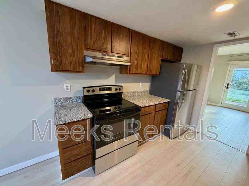 205 Fairway Gdns - Photo 2 of 12