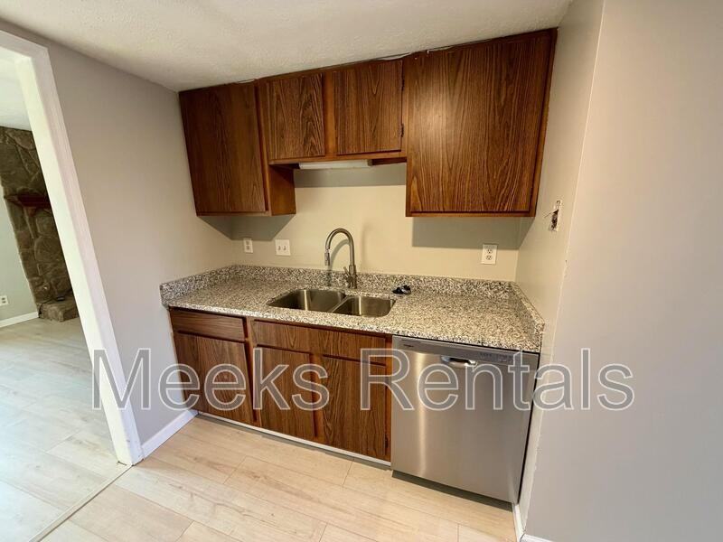 205 Fairway Gdns - Photo 3 of 12