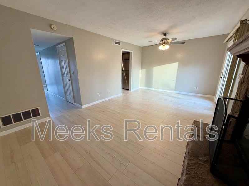 205 Fairway Gdns - Photo 5 of 12