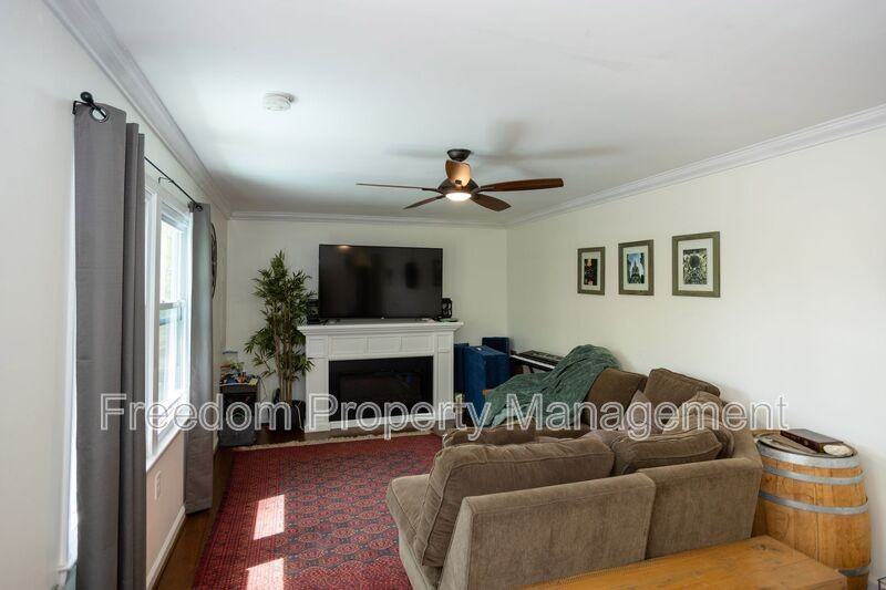 6197 Edwards Dr - Photo 4 of 41