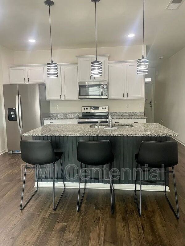 192 Hampton Cir - Photo 3 of 10