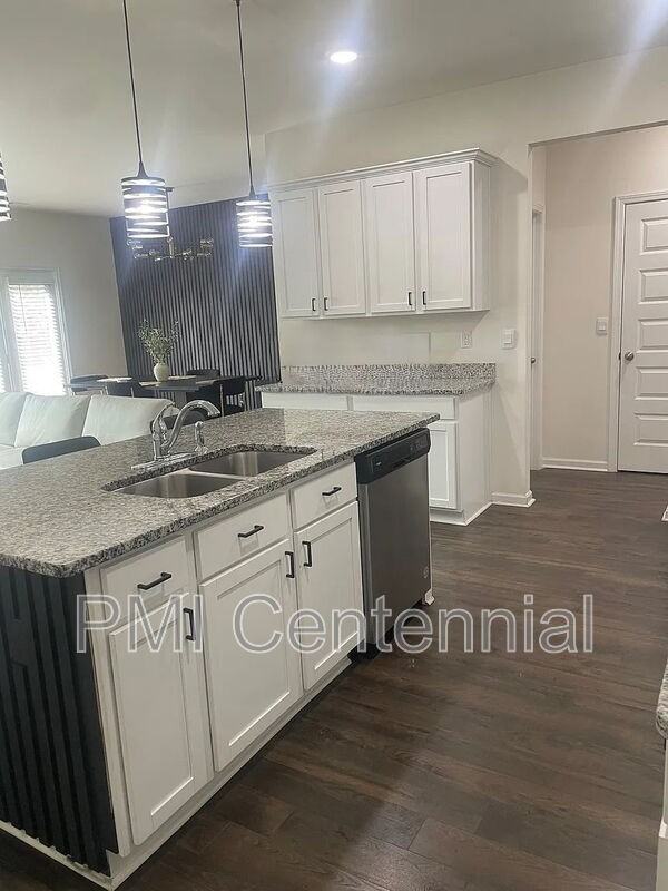 192 Hampton Cir - Photo 4 of 10