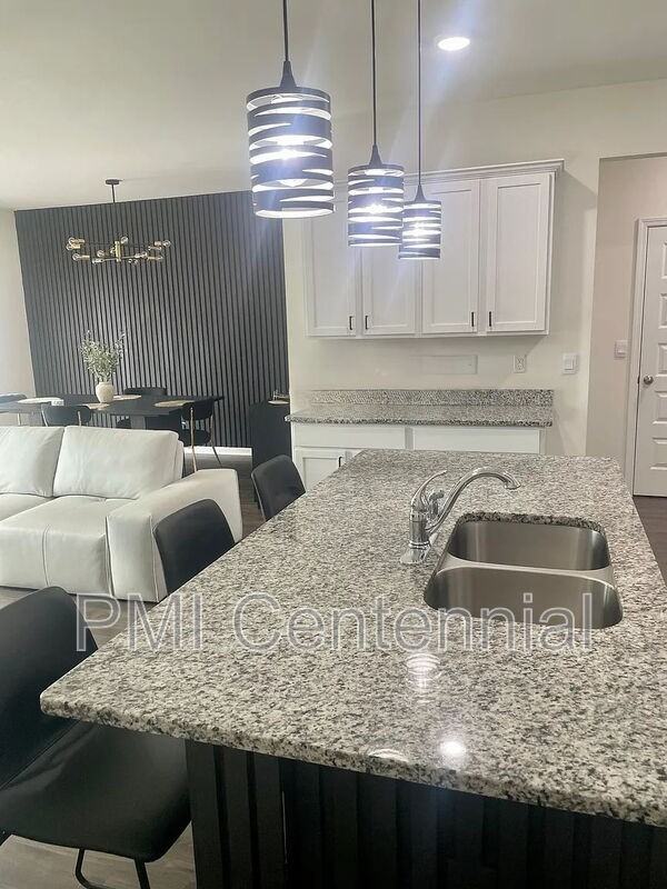 192 Hampton Cir - Photo 5 of 10