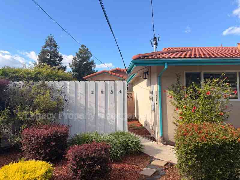 3884 Bayview Cir - Photo 2 of 21