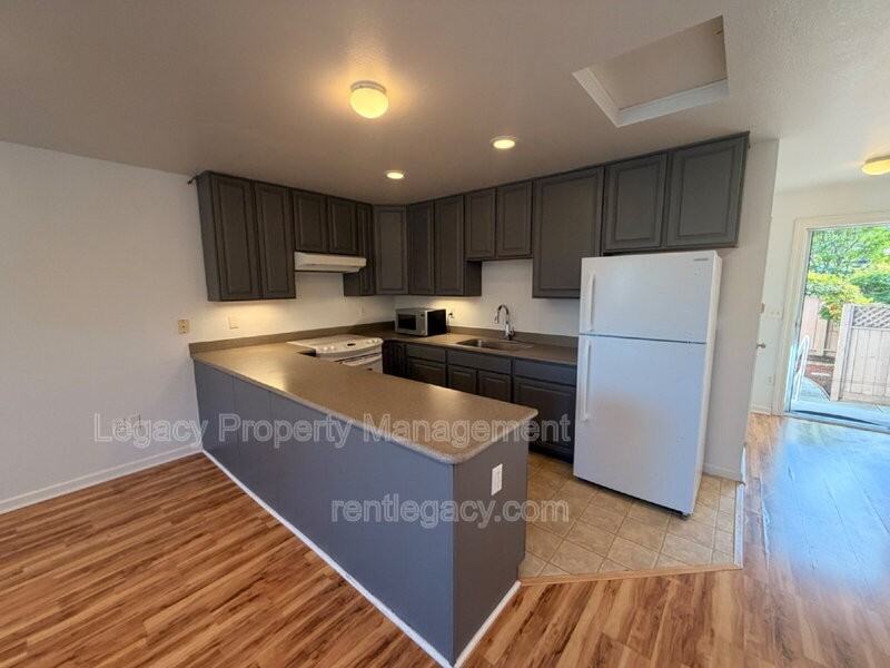 3884 Bayview Cir - Photo 3 of 21